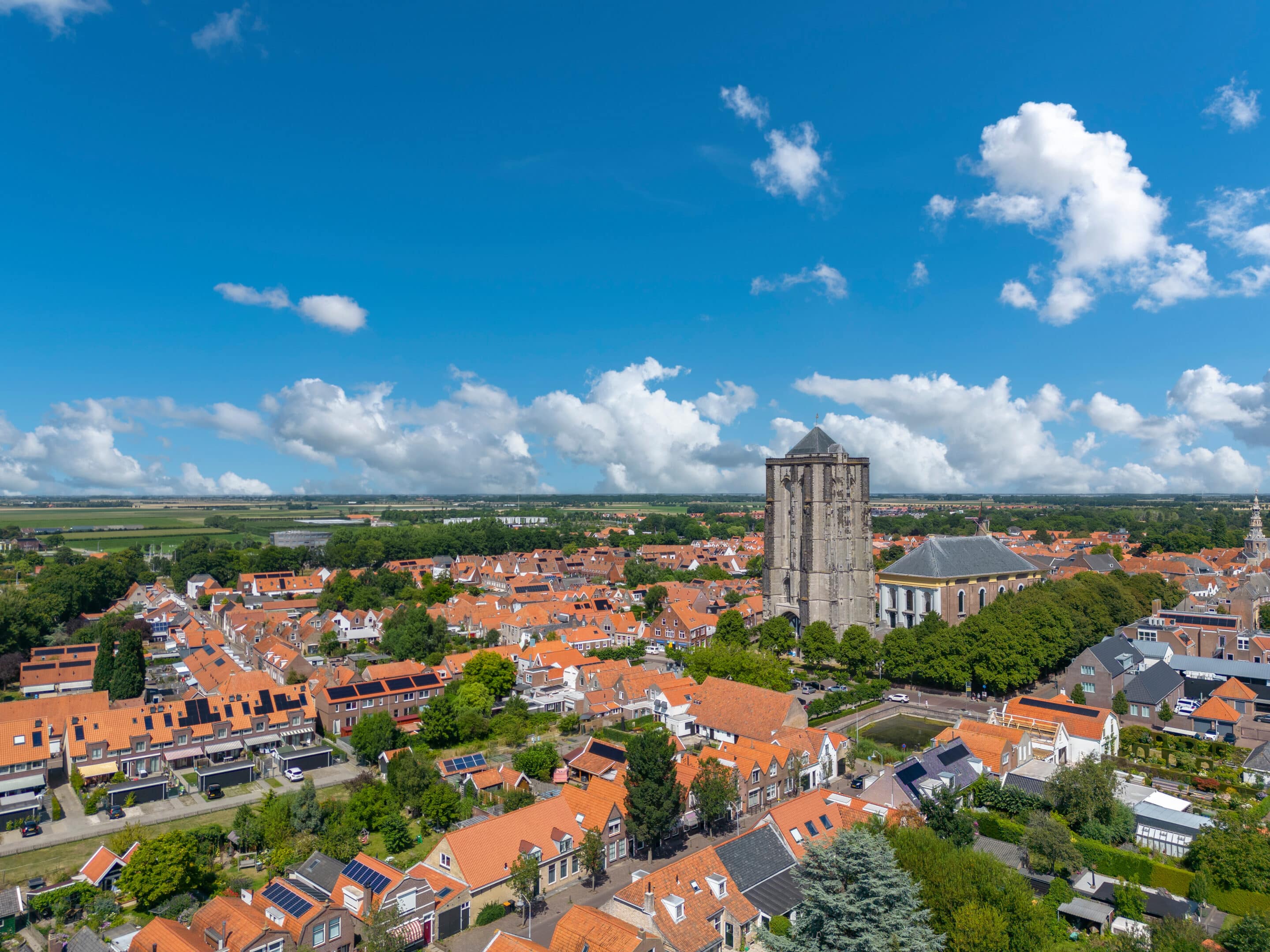 Luftaufnahme mit Blick auf die Stadt und den Sint Lievenstoren. Zierikzee in der Provinz Zeeland in den Niederlanden geschiedenis Bussum