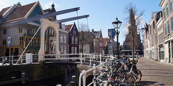 Groepsuitje in de binnenstad van Alkmaar Binnenstad van Alkmaar met gracht, ophaalbrug en de Waag op de achtergrond