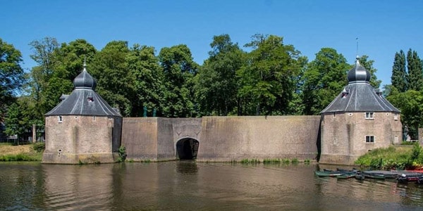 Bedrijfsuitje Breda – Teamuitje in historische omgeving Historische vestingwerken aan het water in Breda voor een bedrijfsuitje of teamuitje