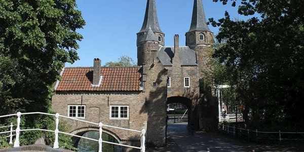 Groepsuitje Delft – Ontdek de historische binnenstad Historische waterpoort in Delft voor een gezellig bedrijfsuitje of teamuitje